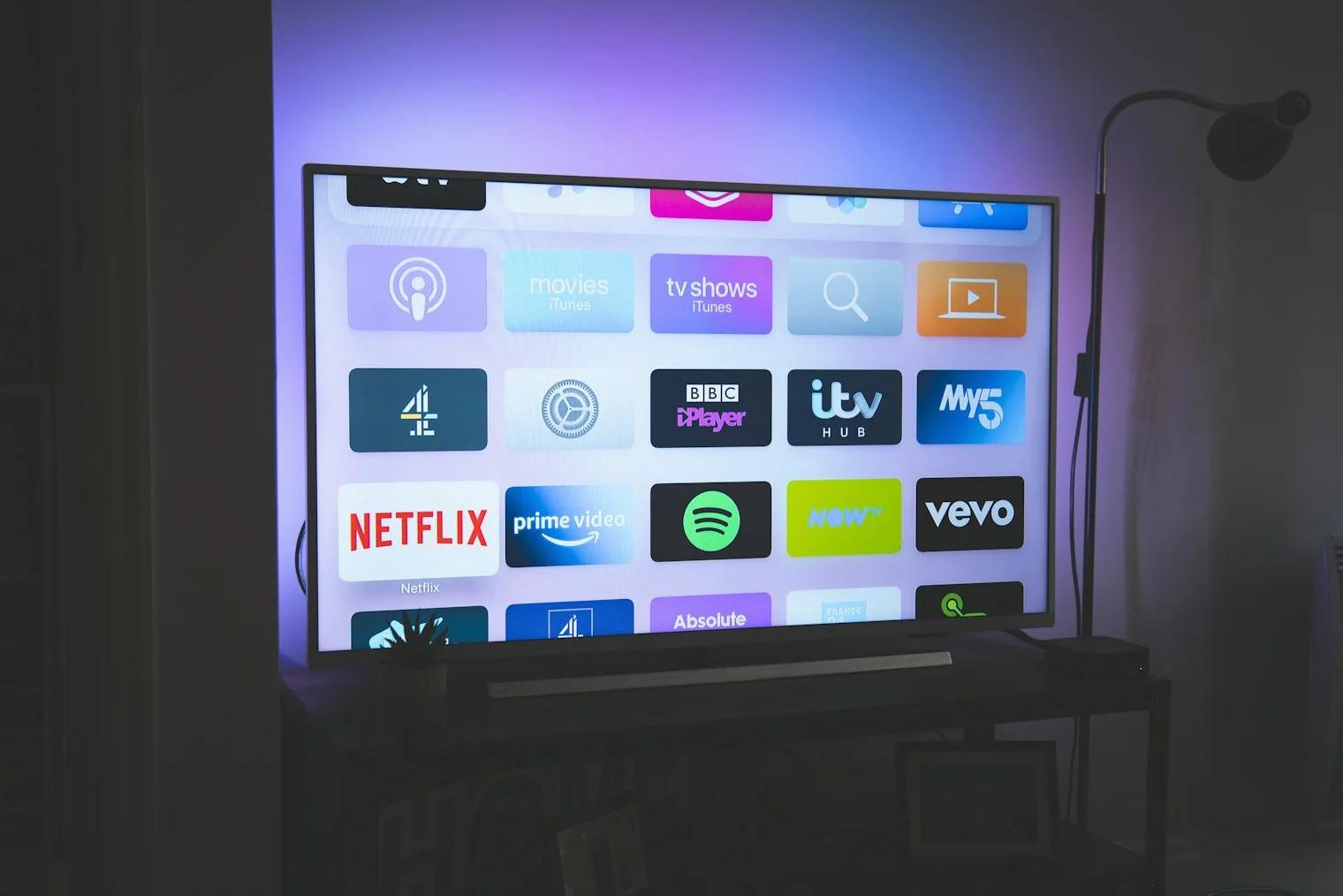 Salonda duvara monte edilmiş LED televizyon